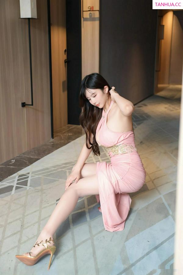   [XiuRen]高清写真图 2025.09.19 No.10786 小肉肉咪 粉色长裙第6张图片